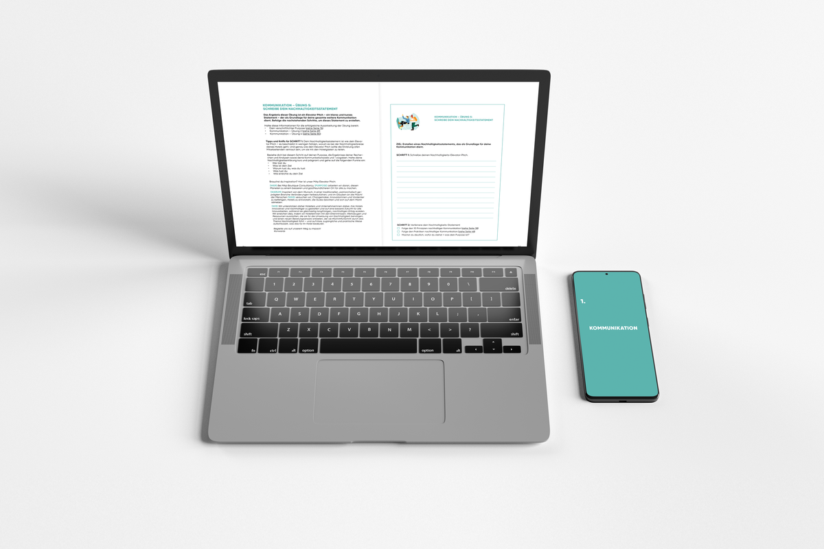 Laptop mit Kommunikationsübungen und Vorlagen; Smartphone zeigt das Handbuch-Cover