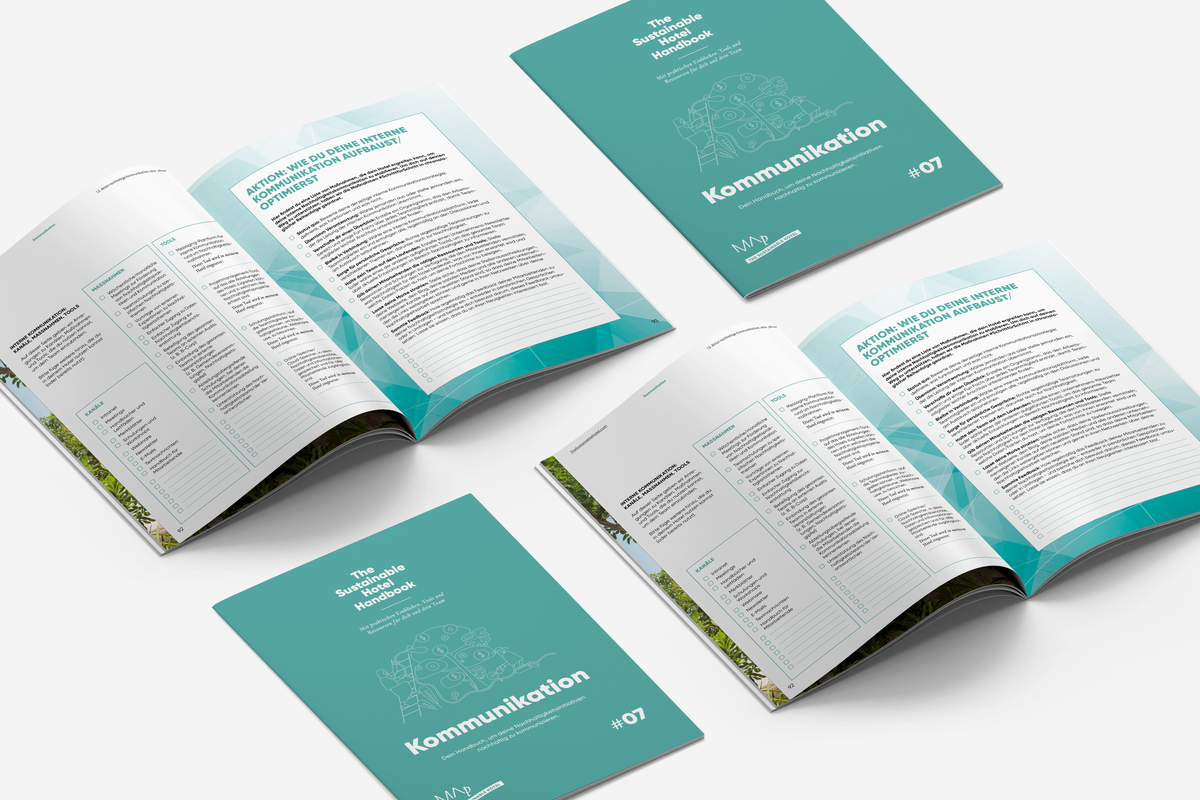 Mehrere aufgeschlagene Druckseiten mit internen Kommunikationsmaßnahmen und Checklisten